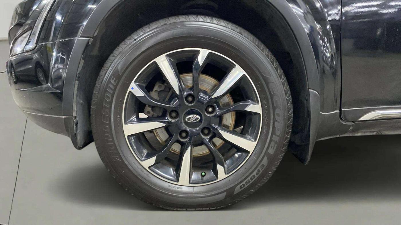 2020 Mahindra XUV500 W11 AT, Diesel, Automatic, 77,209 km, Left Front Wheel