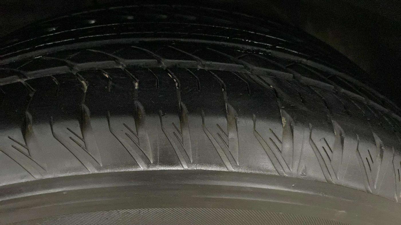2020 Mahindra XUV500 W11 AT, Diesel, Automatic, 77,209 km, Left Front Tyre Tread