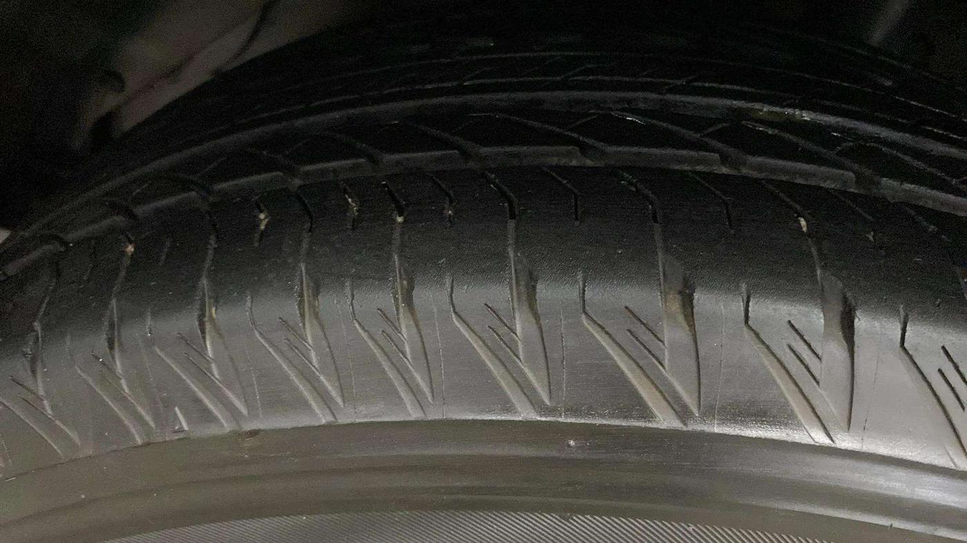 2020 Mahindra XUV500 W11 AT, Diesel, Automatic, 77,209 km, Right Front Tyre Tread