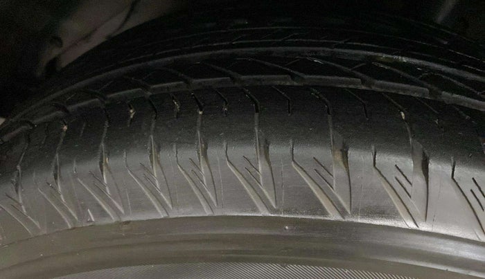 2020 Mahindra XUV500 W11 AT, Diesel, Automatic, 77,062 km, Right Front Tyre Tread