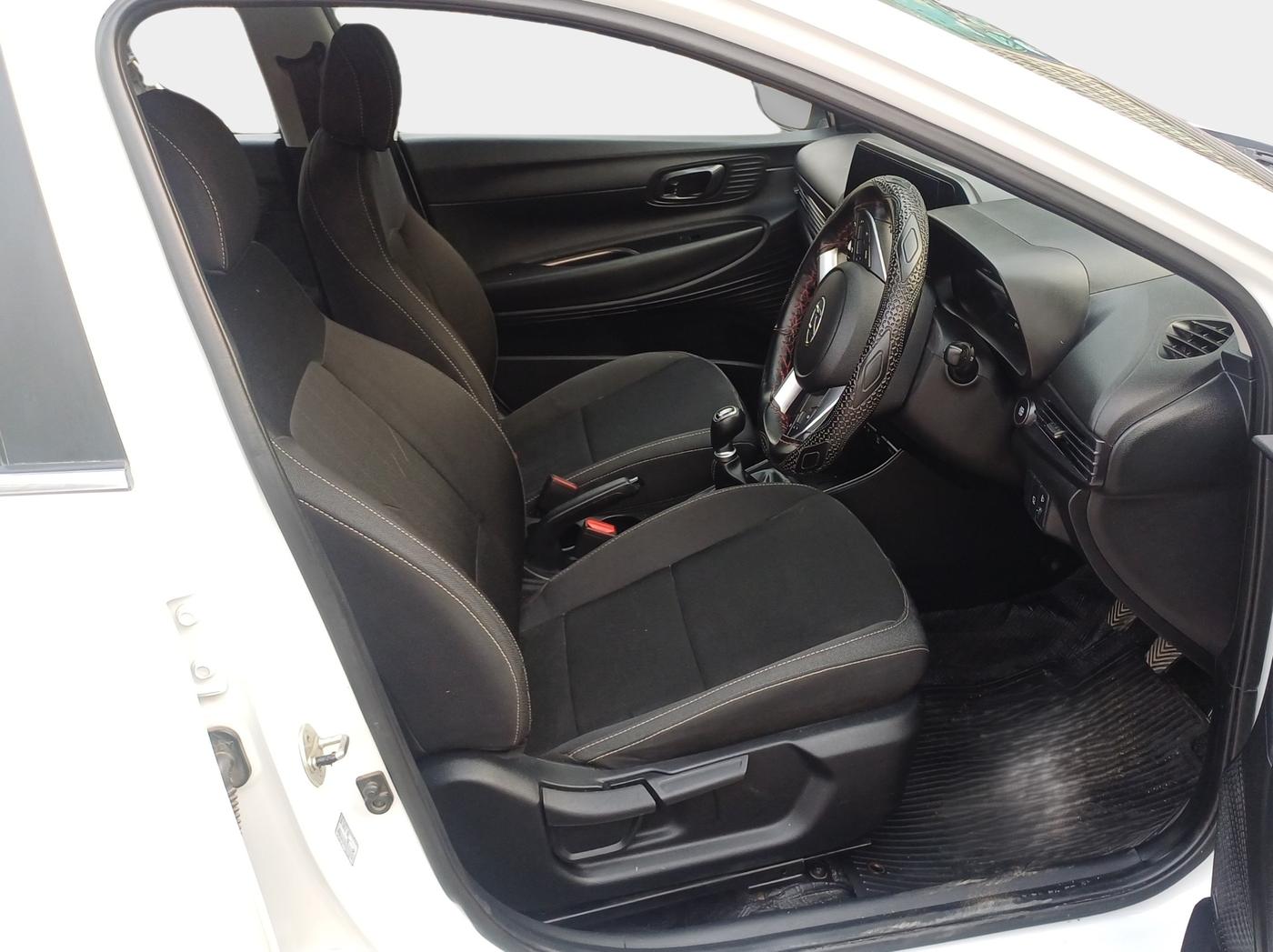 2020 Hyundai NEW I20 ASTA 1.2 MT, Petrol, Manual, 28,931 km, Right Side Front Door Cabin