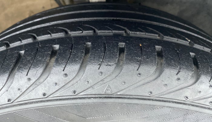 2018 Volkswagen Polo COMFORTLINE 1.0 PETROL, Petrol, Manual, 26,865 km, Right Front Tyre Tread