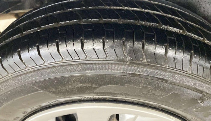 2015 Maruti Swift Dzire VXI, Petrol, Manual, 84,128 km, Left Front Tyre Tread