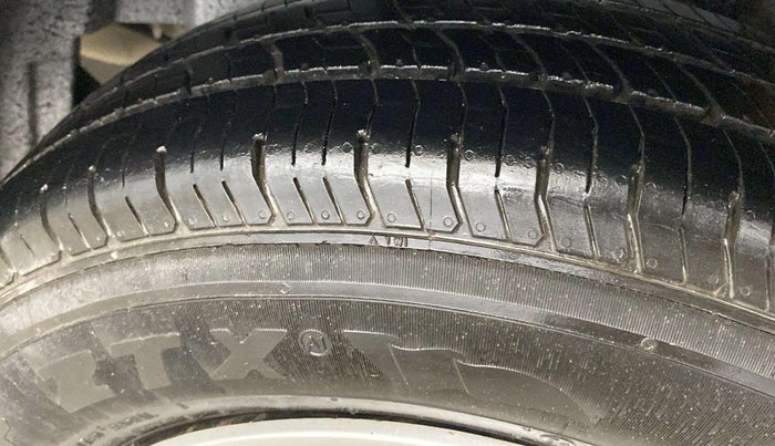 2015 Maruti Swift Dzire VXI, Petrol, Manual, 84,128 km, Right Rear Tyre Tread