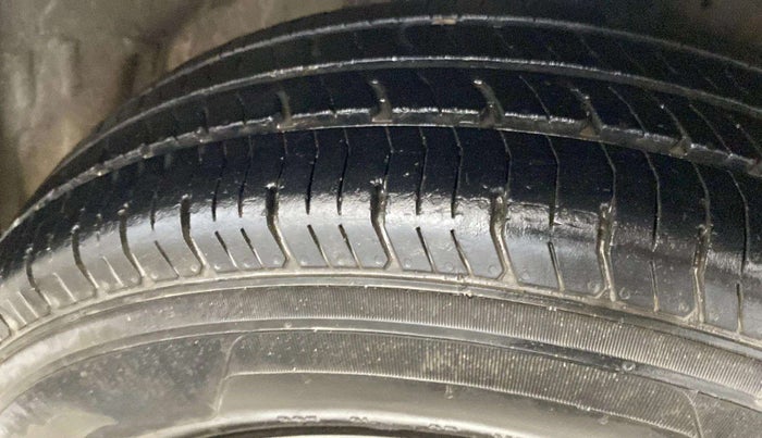 2015 Maruti Swift Dzire VXI, Petrol, Manual, 84,128 km, Right Front Tyre Tread