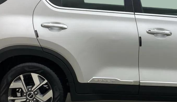 2022 KIA SONET HTK PLUS 1.2, CNG, Manual, 9,300 km, Right rear door - Slightly dented