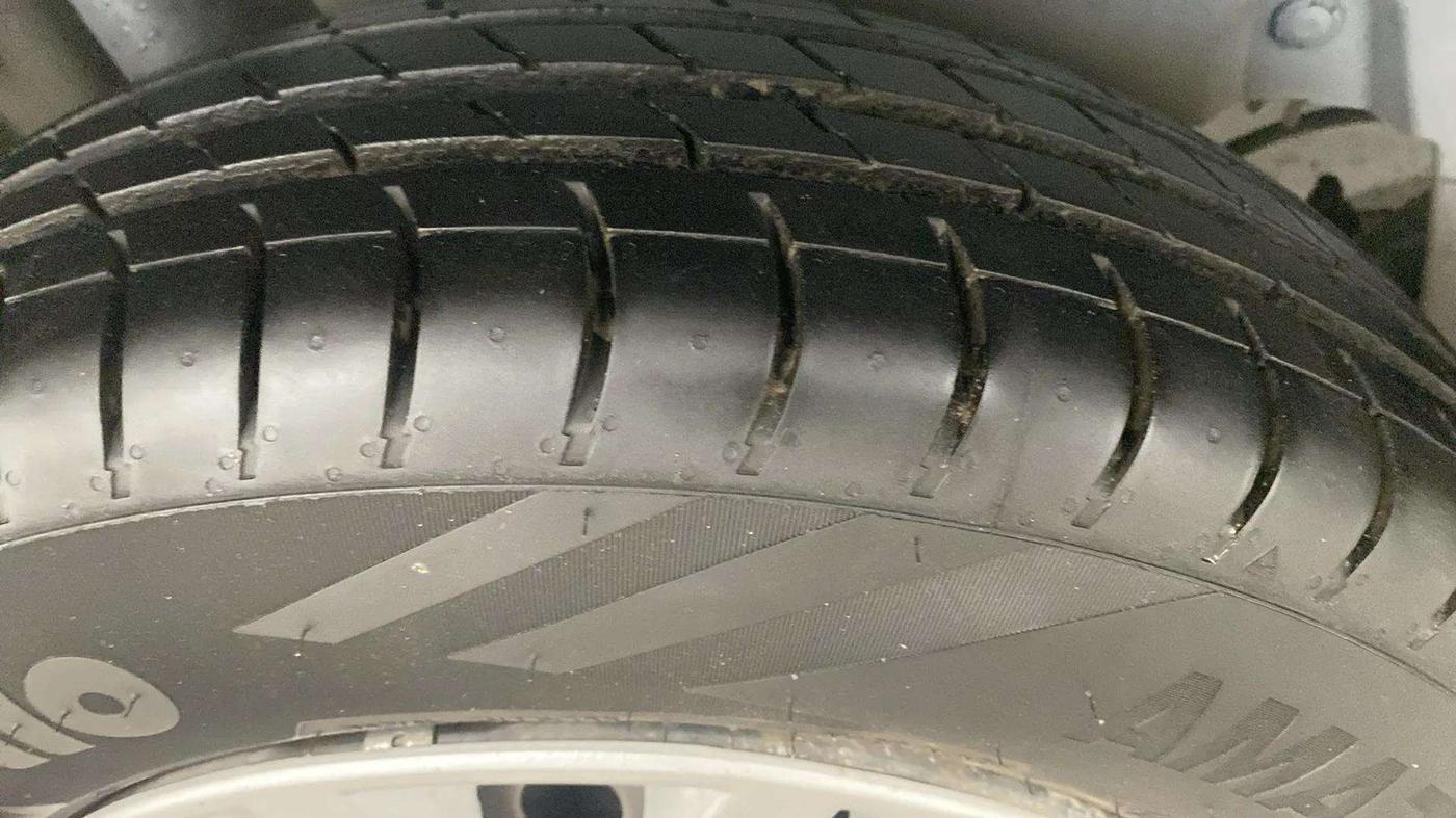 2013 Maruti Swift VXI, Petrol, Manual, 72,818 km, Right Rear Tyre Tread