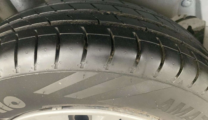 2013 Maruti Swift VXI, Petrol, Manual, 72,818 km, Right Rear Tyre Tread