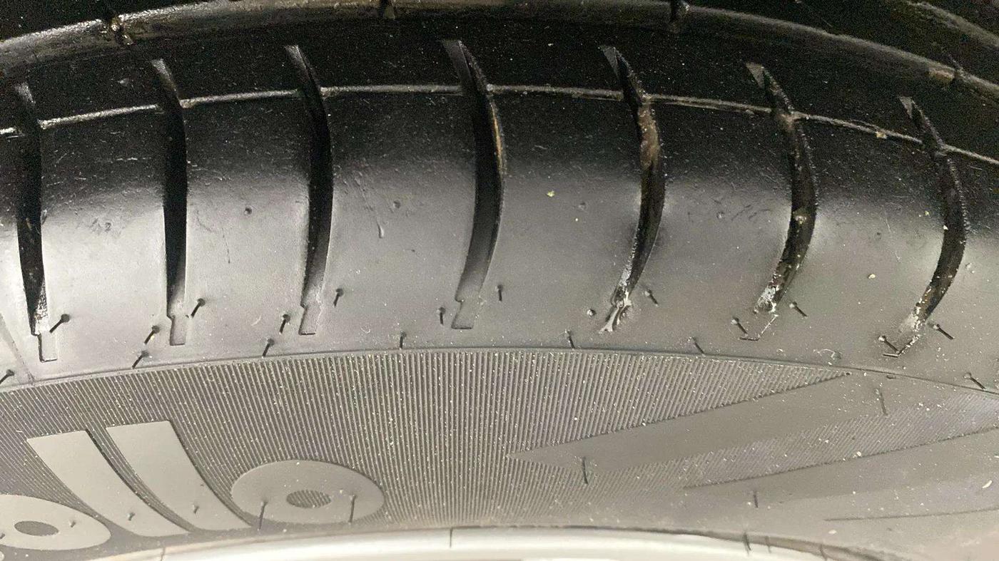 2013 Maruti Swift VXI, Petrol, Manual, 72,818 km, Right Front Tyre Tread