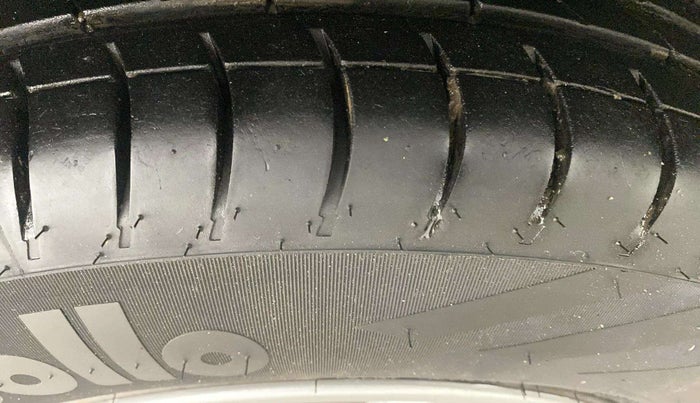 2013 Maruti Swift VXI, Petrol, Manual, 72,818 km, Right Front Tyre Tread