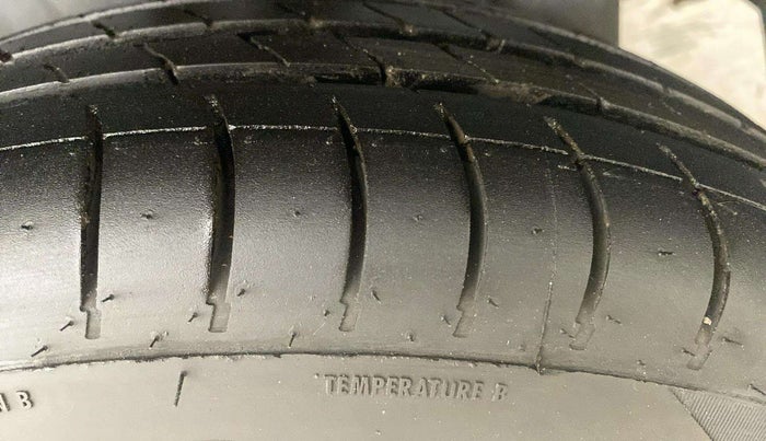 2013 Maruti Swift VXI, Petrol, Manual, 72,818 km, Left Rear Tyre Tread