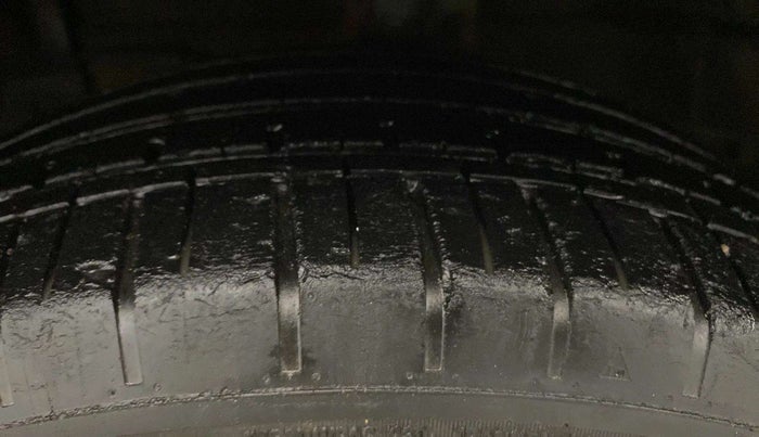 2018 Maruti Ciaz ALPHA  AT 1.4  PETROL, Petrol, Automatic, 26,752 km, Left Front Tyre Tread