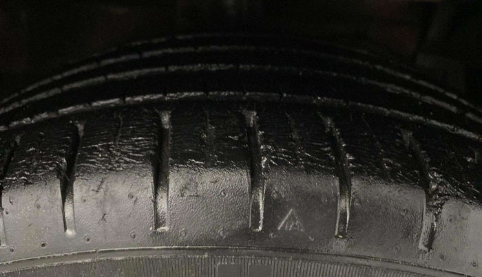 2018 Maruti Ciaz ALPHA  AT 1.4  PETROL, Petrol, Automatic, 26,752 km, Right Front Tyre Tread