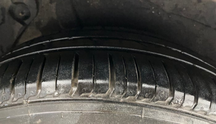 2015 Hyundai Verna FLUIDIC 4S 1.6 VTVT S, Petrol, Manual, 47,270 km, Right Rear Tyre Tread