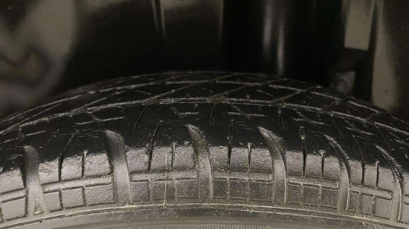 2017 Maruti Swift VXI O, Petrol, Manual, 62,875 km, Left Rear Tyre Tread