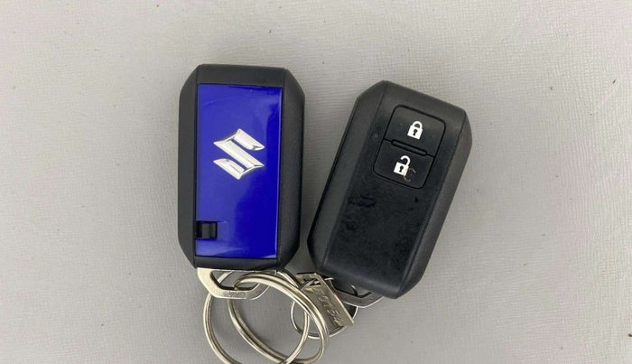 2023 Maruti BREZZA ZXI + SMART HYBRID DUAL TONE, Petrol, Manual, 8,434 km, Key Close Up