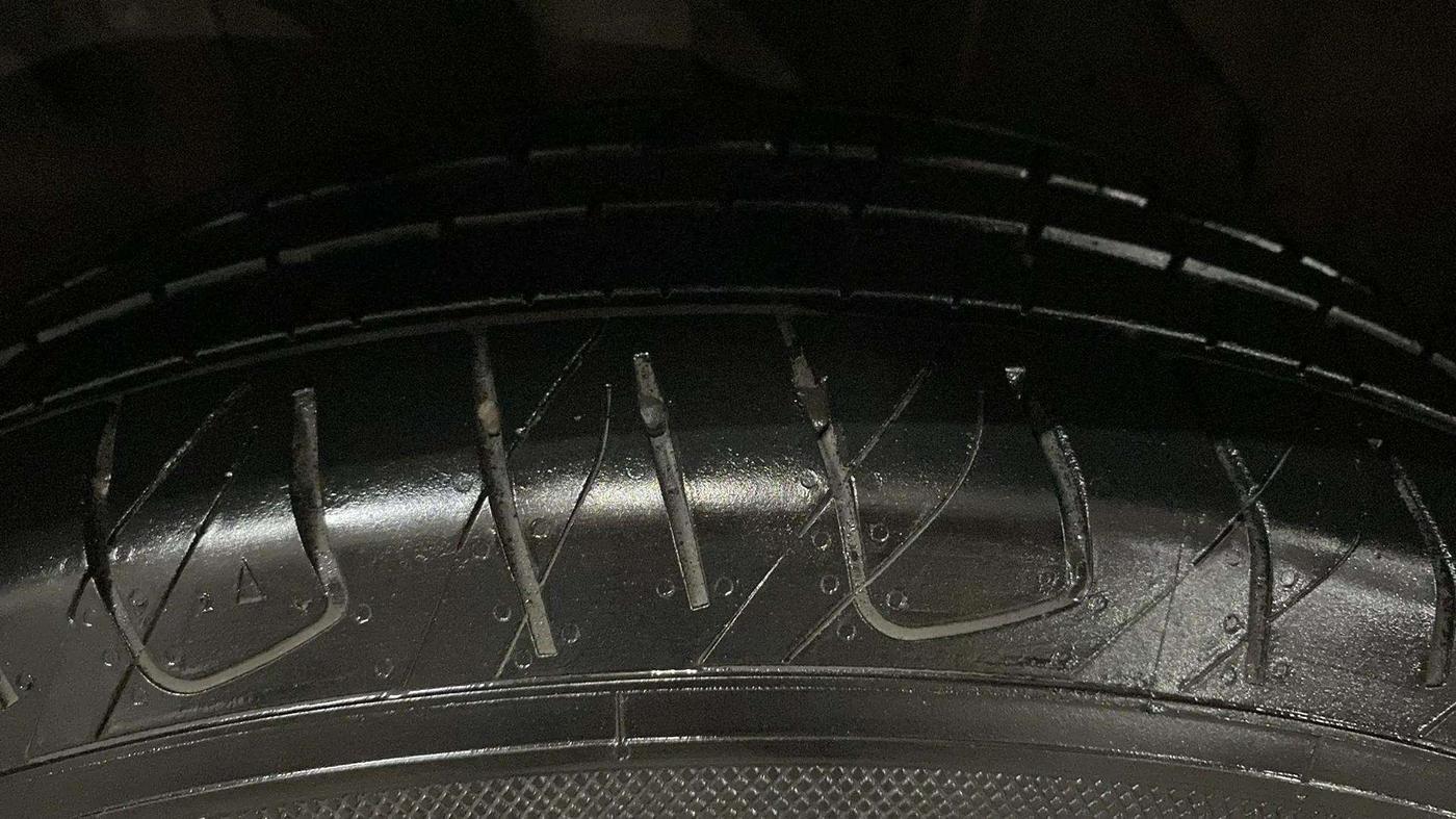2018 Maruti Vitara Brezza VDI, Diesel, Manual, 24,901 km, Left Front Tyre Tread