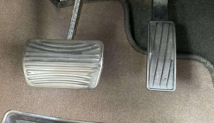 2022 Mahindra XUV300 W8 (O) 1.2 PETROL AMT, Petrol, Automatic, 41,723 km, Pedals