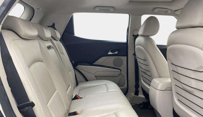 2022 Mahindra XUV300 W8 (O) 1.2 PETROL AMT, Petrol, Automatic, 41,723 km, Right Side Rear Door Cabin