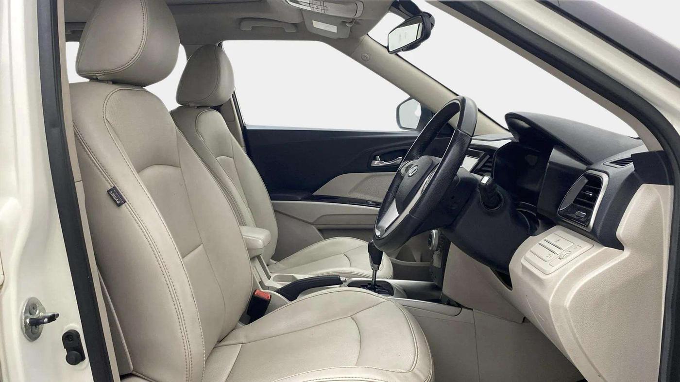 2022 Mahindra XUV300 W8 (O) 1.2 PETROL AMT, Petrol, Automatic, 41,723 km, Right Side Front Door Cabin