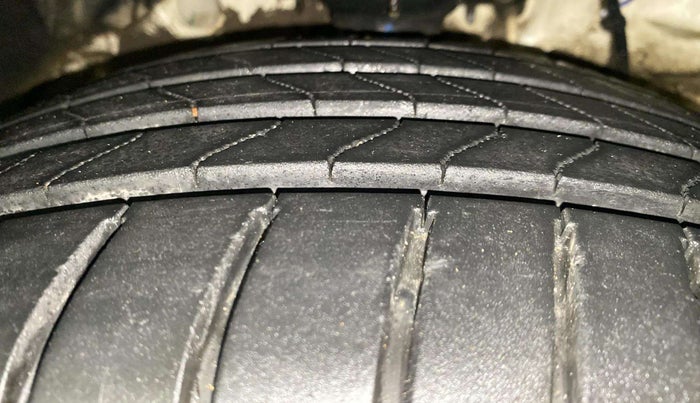 2022 Mahindra XUV300 W8 (O) 1.2 PETROL AMT, Petrol, Automatic, 41,723 km, Right Front Tyre Tread