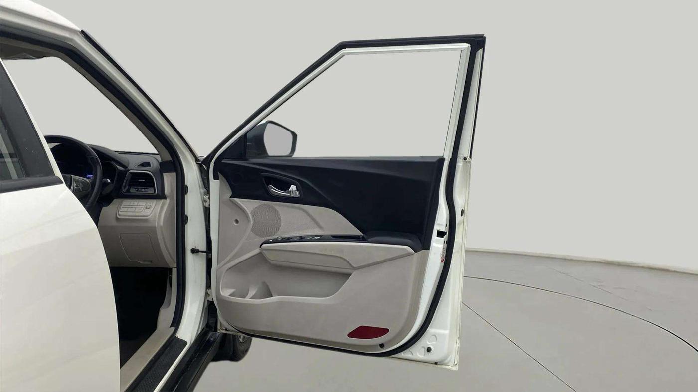 2022 Mahindra XUV300 W8 (O) 1.2 PETROL AMT, Petrol, Automatic, 41,723 km, RHS Front Door