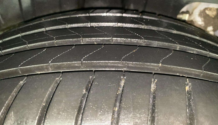 2022 Mahindra XUV300 W8 (O) 1.2 PETROL AMT, Petrol, Automatic, 41,723 km, Right Rear Tyre Tread