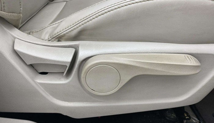 2022 Mahindra XUV300 W8 (O) 1.2 PETROL AMT, Petrol, Automatic, 41,723 km, Driver Side Adjustment Panel
