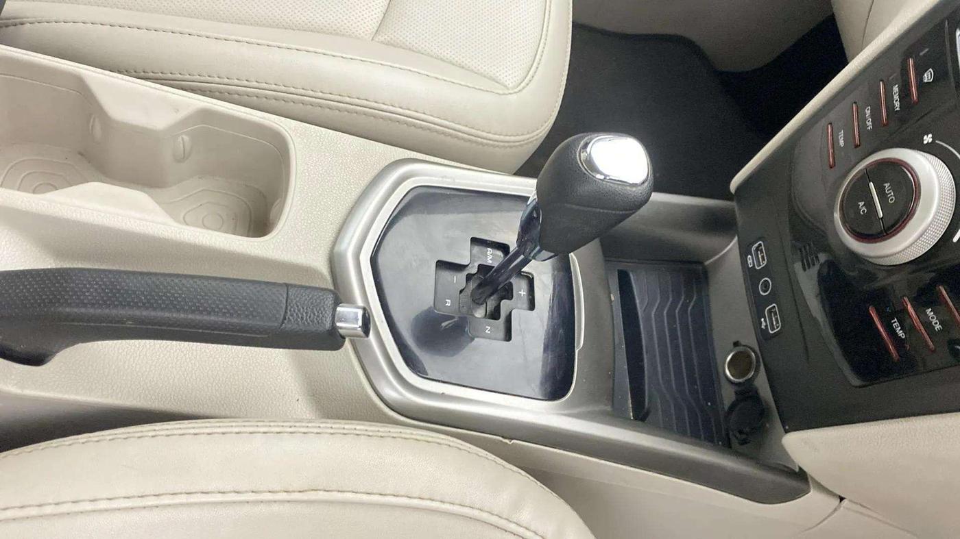 2022 Mahindra XUV300 W8 (O) 1.2 PETROL AMT, Petrol, Automatic, 41,723 km, Gear Lever
