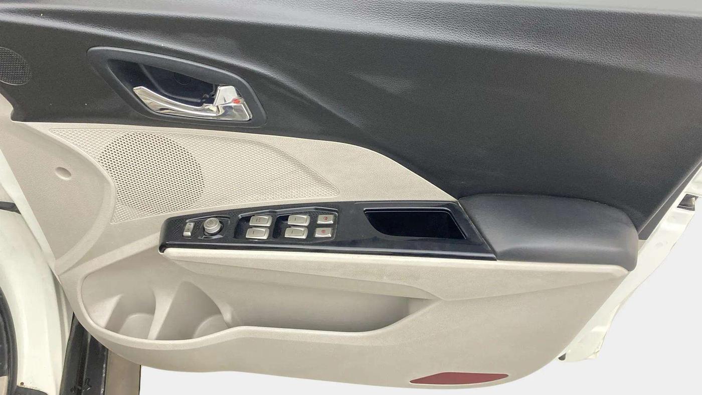 2022 Mahindra XUV300 W8 (O) 1.2 PETROL AMT, Petrol, Automatic, 41,723 km, Driver Side Door Panels Control
