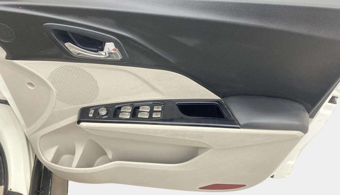 2022 Mahindra XUV300 W8 (O) 1.2 PETROL AMT, Petrol, Automatic, 41,723 km, Driver Side Door Panels Control