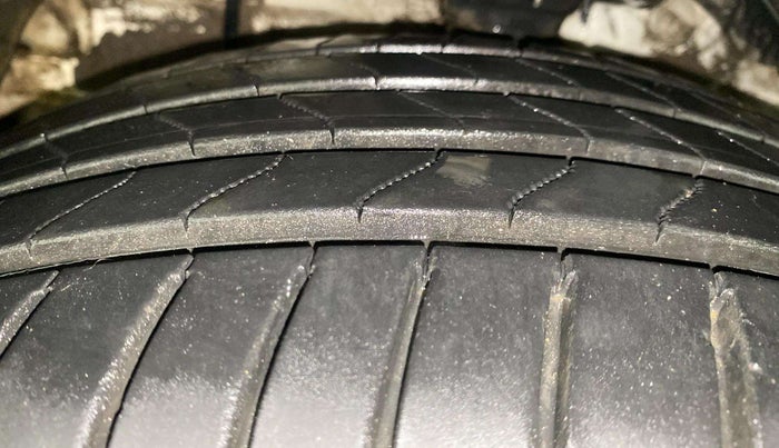2022 Mahindra XUV300 W8 (O) 1.2 PETROL AMT, Petrol, Automatic, 41,723 km, Left Front Tyre Tread