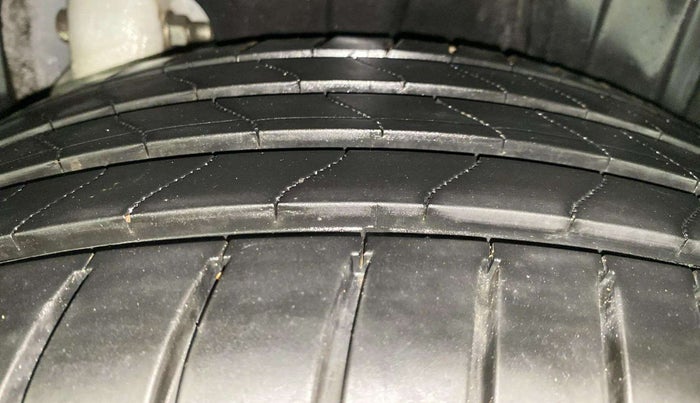 2022 Mahindra XUV300 W8 (O) 1.2 PETROL AMT, Petrol, Automatic, 41,723 km, Left Rear Tyre Tread