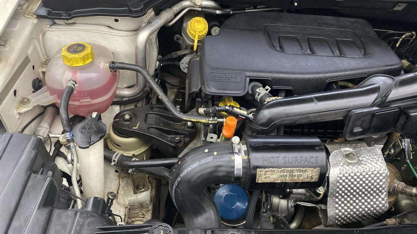 2022 Mahindra XUV300 W8 (O) 1.2 PETROL AMT, Petrol, Automatic, 41,723 km, Engine View - Right