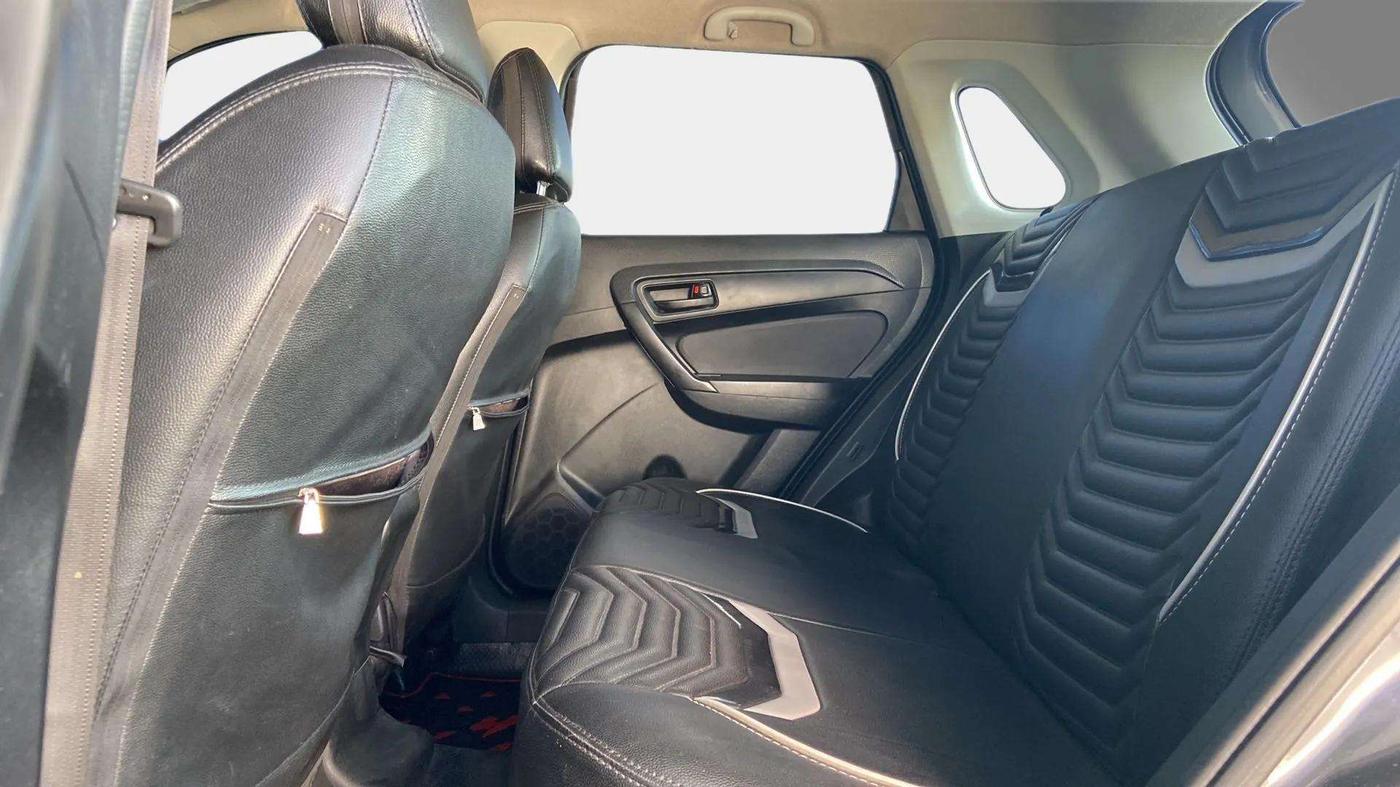 2021 Maruti Vitara Brezza LXI, Petrol, Manual, 32,345 km, Right Side Rear Door Cabin
