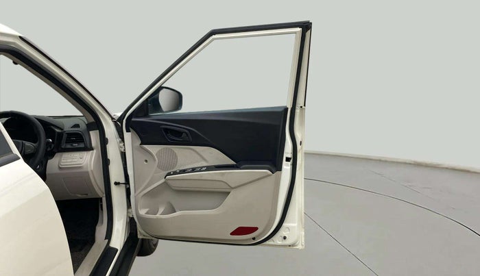 2022 Mahindra XUV300 W6 1.5 DIESEL AMT, Diesel, Automatic, 45,201 km, RHS Front Door