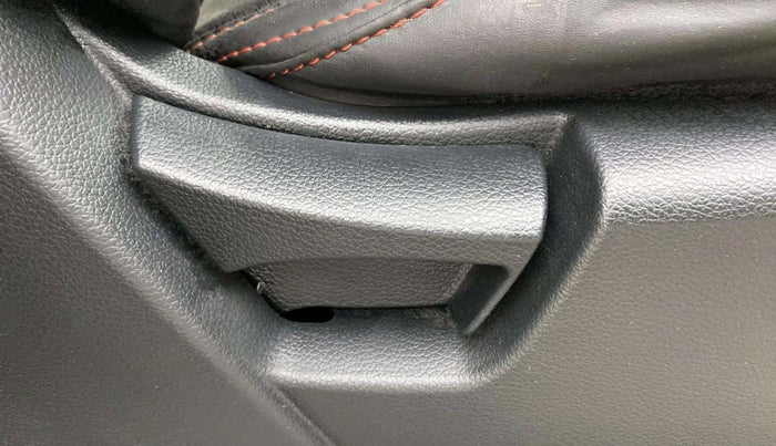 2022 Mahindra XUV300 W6 1.5 DIESEL AMT, Diesel, Automatic, 45,201 km, Driver Side Adjustment Panel