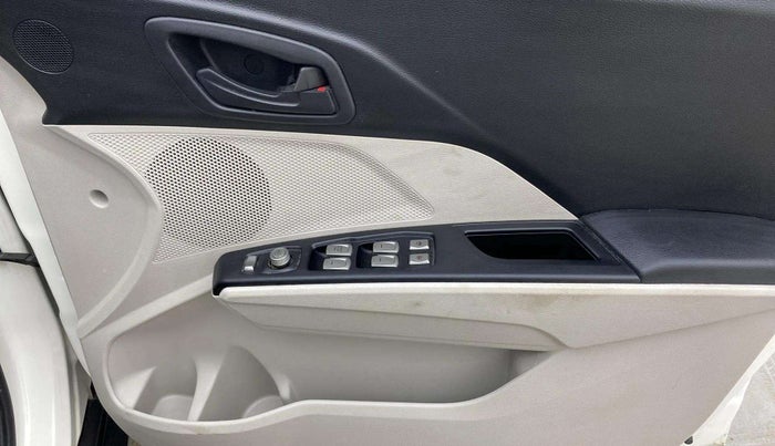 2022 Mahindra XUV300 W6 1.5 DIESEL AMT, Diesel, Automatic, 45,201 km, Driver Side Door Panels Control