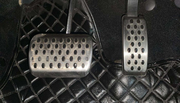 2022 Mahindra XUV700 AX 5 P AT 5 STR, Petrol, Automatic, 17,346 km, Pedals