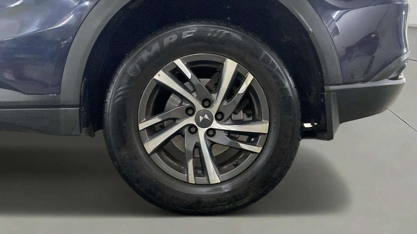 2022 Mahindra XUV700 AX 5 P AT 5 STR, Petrol, Automatic, 17,399 km, Left Rear Wheel