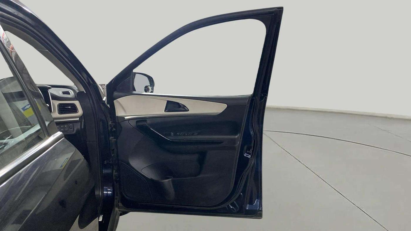 2022 Mahindra XUV700 AX 5 P AT 5 STR, Petrol, Automatic, 17,399 km, RHS Front Door
