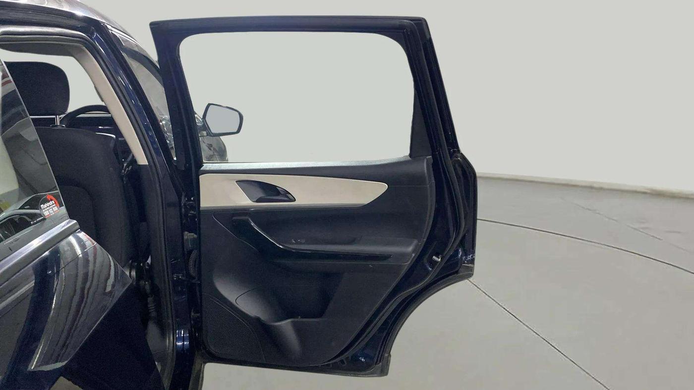 2022 Mahindra XUV700 AX 5 P AT 5 STR, Petrol, Automatic, 17,399 km, RHS Rear Door
