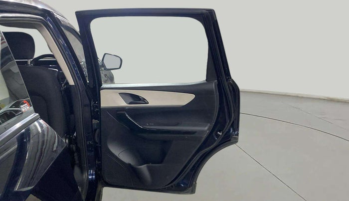 2022 Mahindra XUV700 AX 5 P AT 5 STR, Petrol, Automatic, 17,346 km, RHS Rear Door