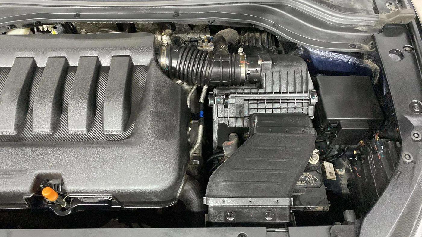 2022 Mahindra XUV700 AX 5 P AT 5 STR, Petrol, Automatic, 17,399 km, Engine View - Left