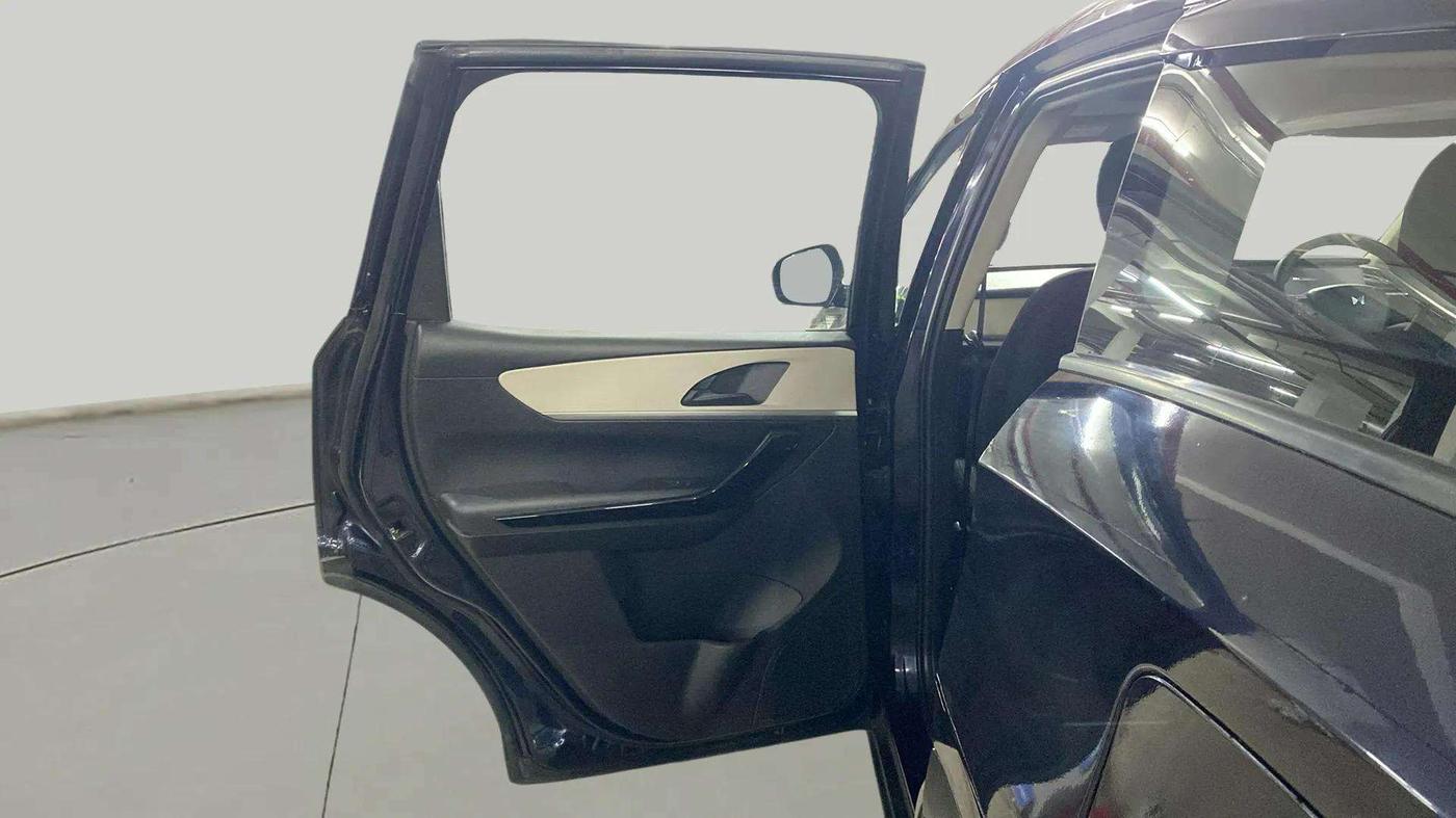 2022 Mahindra XUV700 AX 5 P AT 5 STR, Petrol, Automatic, 17,399 km, LHS Rear Door
