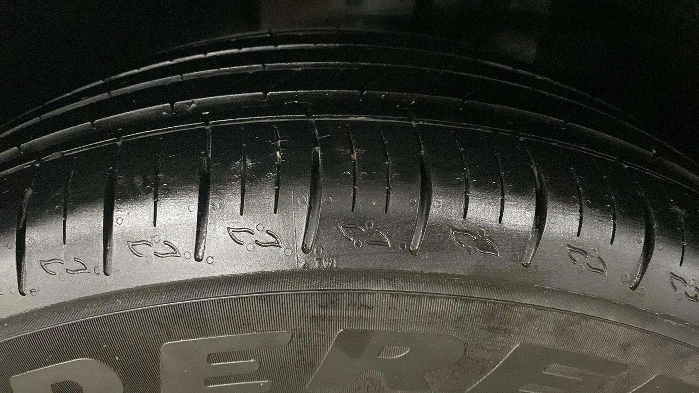 2022 Mahindra XUV700 AX 5 P AT 5 STR, Petrol, Automatic, 17,399 km, Left Front Tyre Tread
