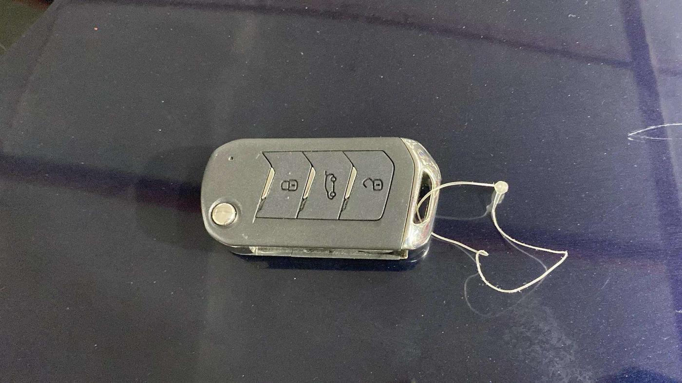 2022 Mahindra XUV700 AX 5 P AT 5 STR, Petrol, Automatic, 17,399 km, Key Close Up