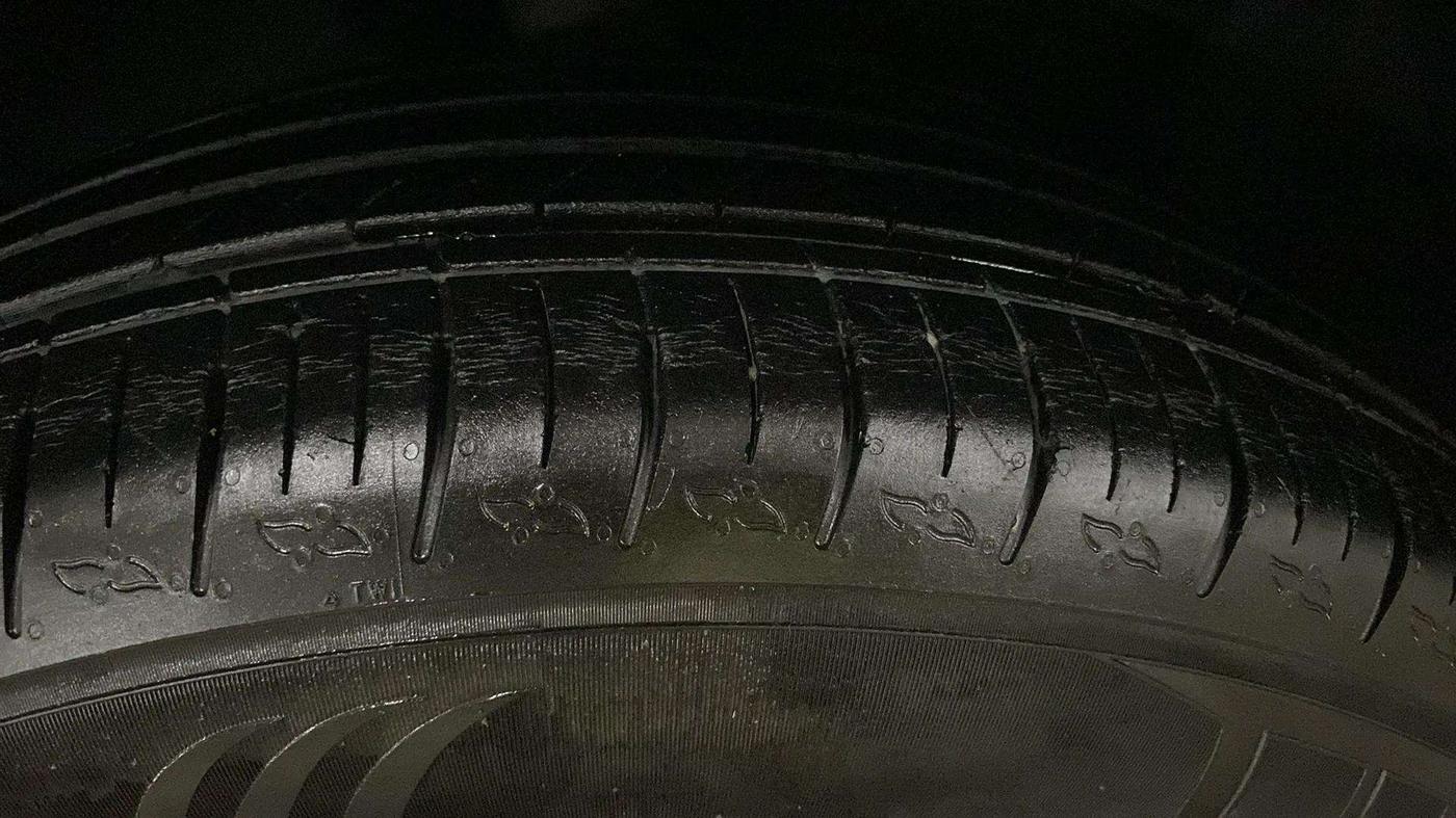 2022 Mahindra XUV700 AX 5 P AT 5 STR, Petrol, Automatic, 17,399 km, Left Rear Tyre Tread