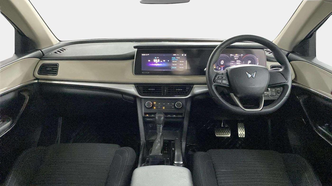 2022 Mahindra XUV700 AX 5 P AT 5 STR, Petrol, Automatic, 17,399 km, Dashboard