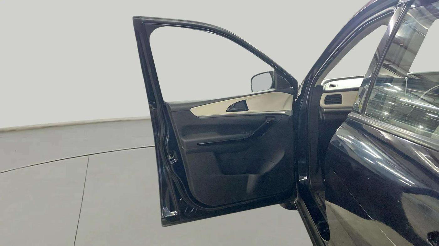 2022 Mahindra XUV700 AX 5 P AT 5 STR, Petrol, Automatic, 17,399 km, LHS Front Door